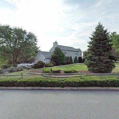 2 Hampton Dr, Gilbertsville, PA 19525