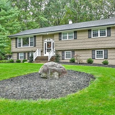 18 Beech Dr, Mahwah, NJ 07430