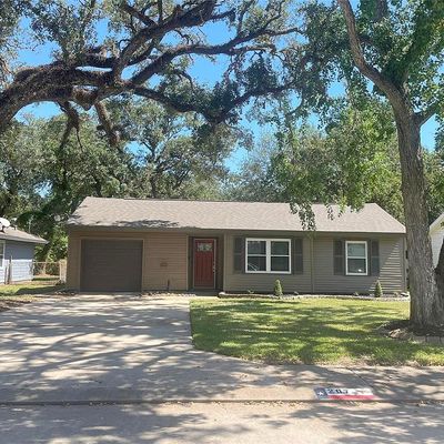 207 Cypress St, Lake Jackson, TX 77566