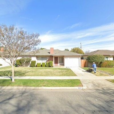 207 E Fountain Way, Fresno, CA 93704