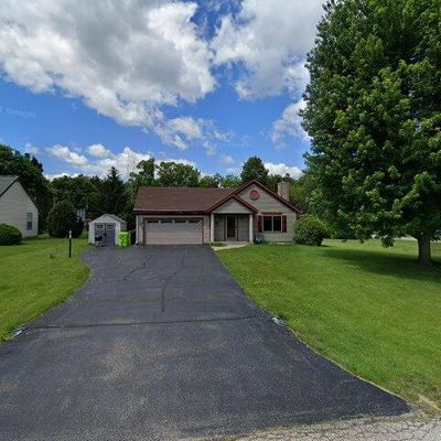 213 Cramer Ave, Dousman, WI 53118