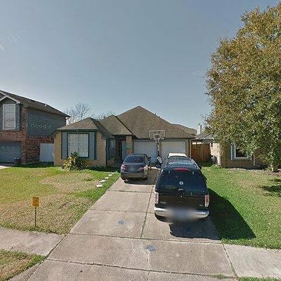 201 Almond Dr, Lake Jackson, TX 77566