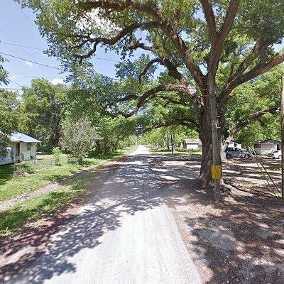 203 Spruce Ln, Daisetta, TX 77533