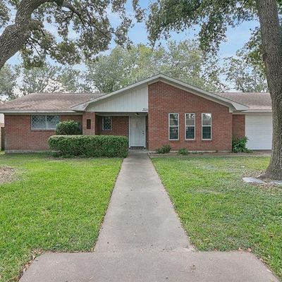 2304 Belvedere Dr, Baytown, TX 77520