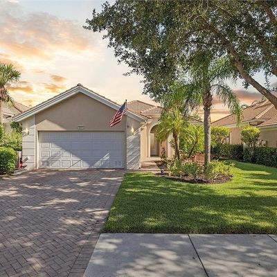 2318 Heydon Cir W, Naples, FL 34120