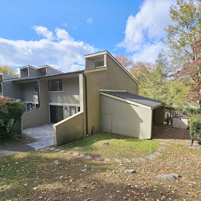 22 Clubhouse Dr, Woodbury, CT 06798