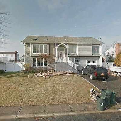 2690 Neptune Ave, Seaford, NY 11783