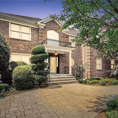 3 Mill Pond Ln, New Rochelle, NY 10805