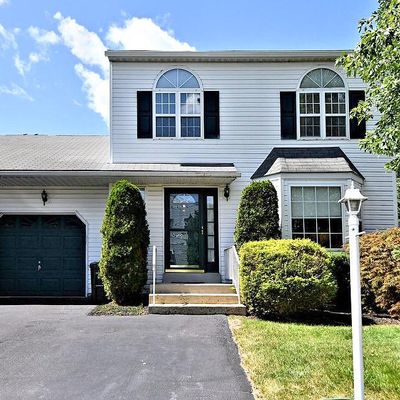 301 Woodcrest Cir, Royersford, PA 19468