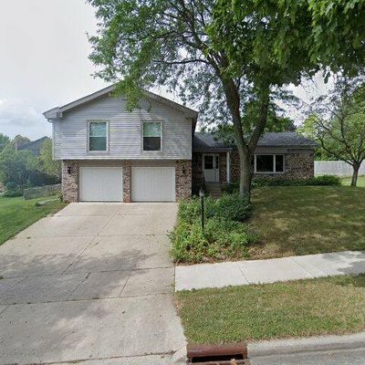 2820 Coventry Ln, Waukesha, WI 53188