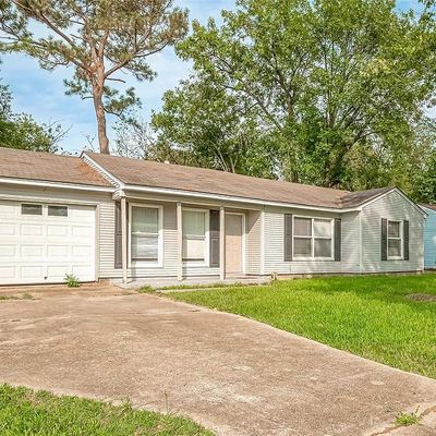 326 Greenbriar Dr, Baytown, TX 77520