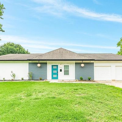 326 Linden Ln, Lake Jackson, TX 77566