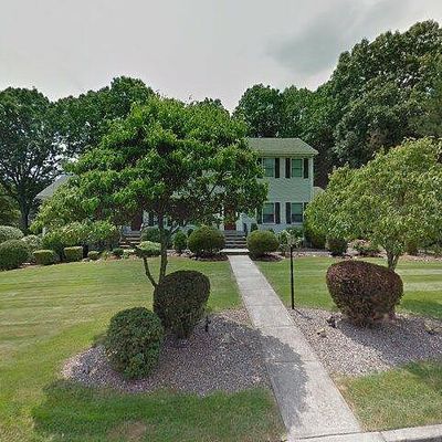 33 Macintosh Dr, Cranston, RI 02921