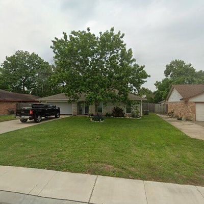 310 S Yaupon St, Lake Jackson, TX 77566