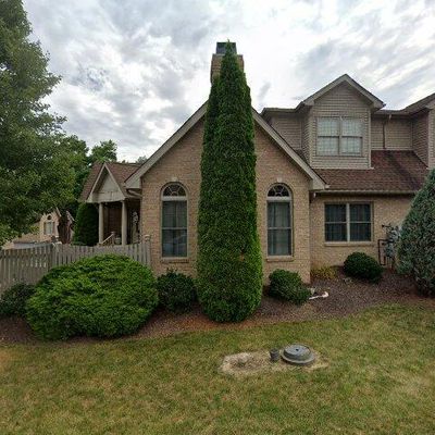 319 Village Green Dr, Canonsburg, PA 15317