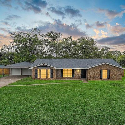 38 Hollychase St, Clute, TX 77531