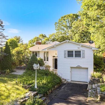 4 Fulmore Dr, Waterford, CT 06385