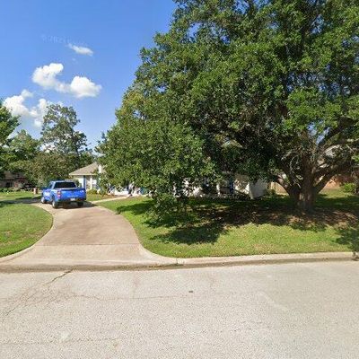 401 Crown Colony Dr, Lufkin, TX 75901