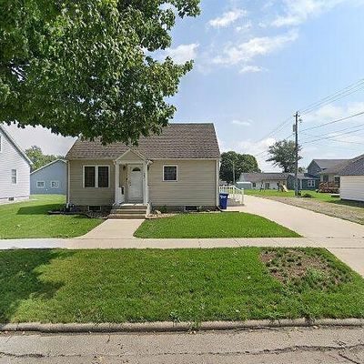 407 3 Rd St Ne, Farley, IA 52046