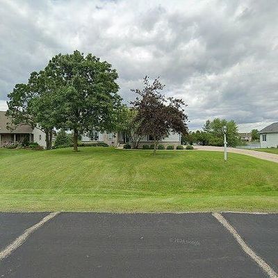 467 E Red Pine Cir, Dousman, WI 53118