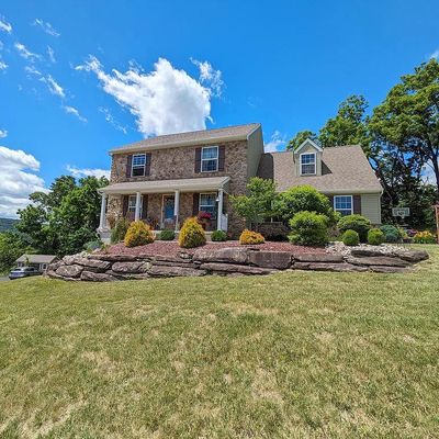 4889 Coatbridge Ln, Walnutport, PA 18088