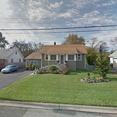 52 Stowe Ave, Babylon, NY 11702