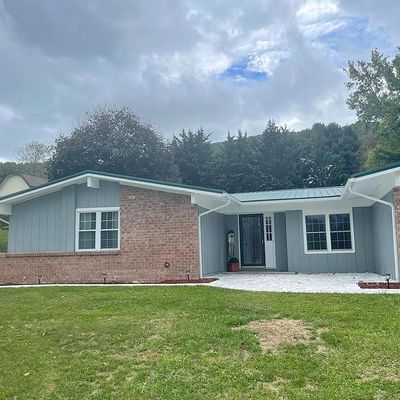 523 Adams St, Tazewell, VA 24651