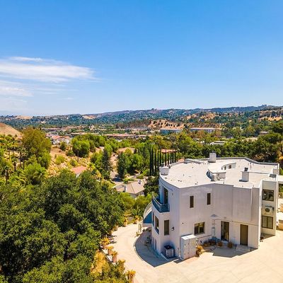 5077 Schumacher Rd, Calabasas, CA 91302