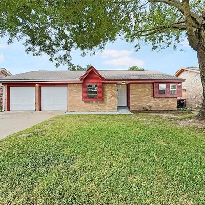 602 Meadowglen Dr, Baytown, TX 77521