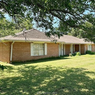 608 E Barton St, Calvert, TX 77837