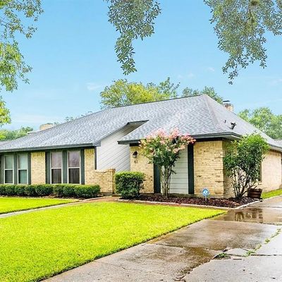 61 Bayberry Ct, Lake Jackson, TX 77566