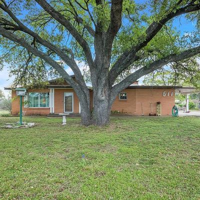 611 N Avenue Q, Clifton, TX 76634