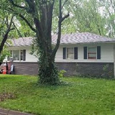 553 W Pearl St, Aurora, MO 65605