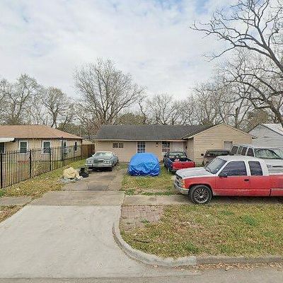 5821 Southwell St, Houston, TX 77033