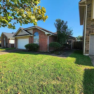 66 Avocado Ct, Lake Jackson, TX 77566