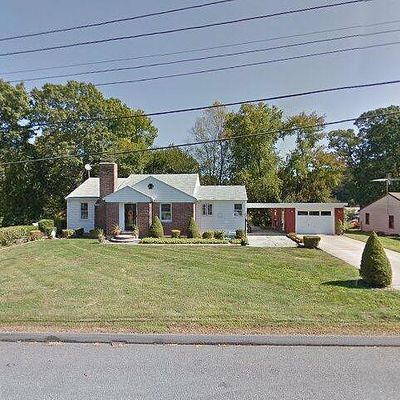 69 Flyers Dr, Norwich, CT 06360