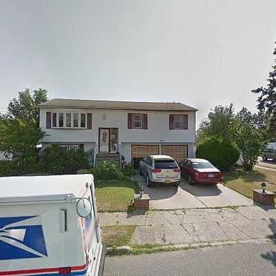 697 N Jefferson Ave, Lindenhurst, NY 11757