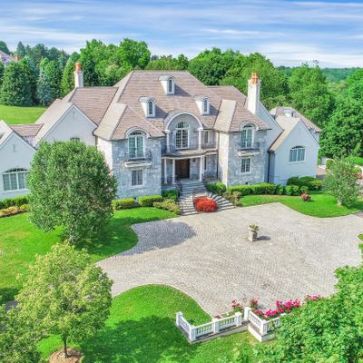 7 Close & 549 Round Hill Road, Greenwich, CT 06831