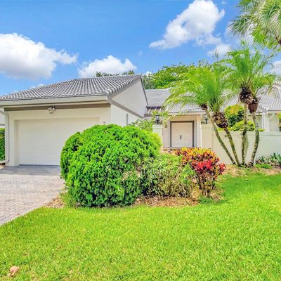 7 Clubhouse Ln, Boynton Beach, FL 33436