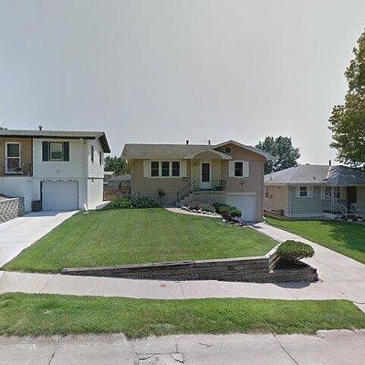 6221 Oak St, Omaha, NE 68106