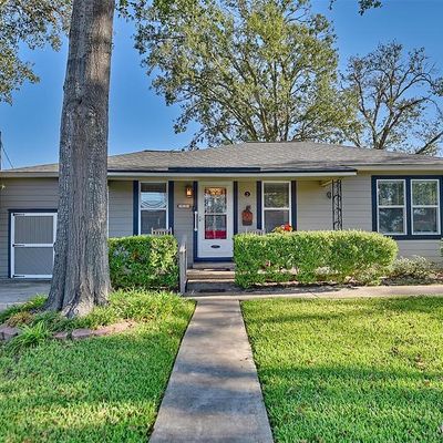 732 E Kuehn St, Bellville, TX 77418