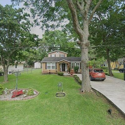 741 W Kyle Rd, Clute, TX 77531