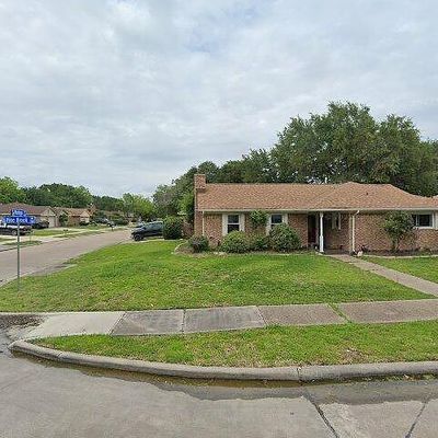 702 Pinebrook Ln, Baytown, TX 77521