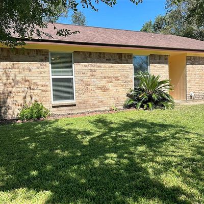 716 Betty St, Angleton, TX 77515