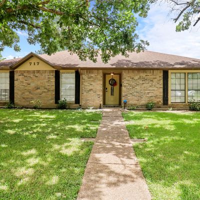 717 N Plantation Dr, Angleton, TX 77515