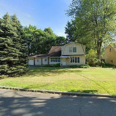 82 Knollwood Dr, Paramus, NJ 07652