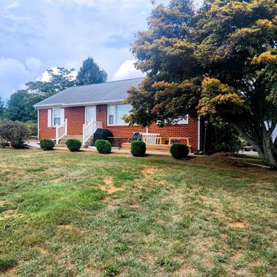 82 Parkview Dr, Waynesboro, VA 22980