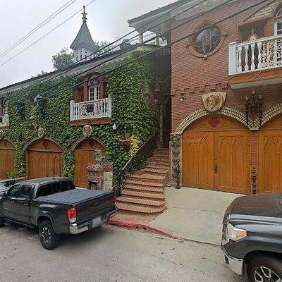 8562 Lookout Mountain Ave, Los Angeles, CA 90046