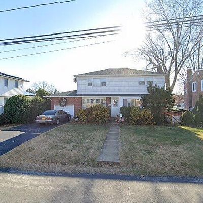 86 Manhattan Ave, West Babylon, NY 11704