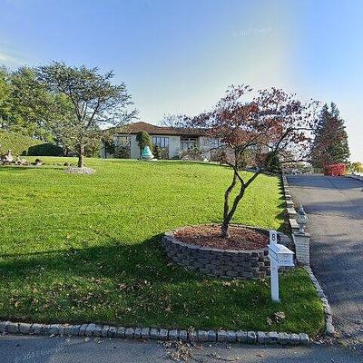 8 Lookout Point Trl, Totowa, NJ 07512